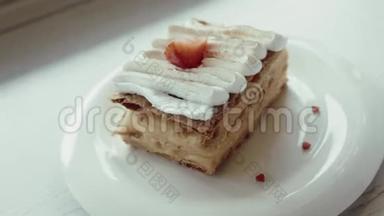 经典的法式甜点millefeuille<strong>放</strong>在木板上。 拿破仑蛋糕<strong>放</strong>在托盘或桌子上，上面有卡达蒙、薄<strong>荷</strong>和一杯咖啡和