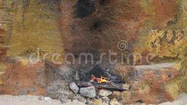 黄壳岩壁附近砂上小火.. 在海滩上野餐。