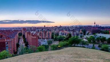 西班牙马德里的全景白天到晚上的时间。 从瓦尔莱卡斯蒂奥皮奥公园的山丘拍摄的照片