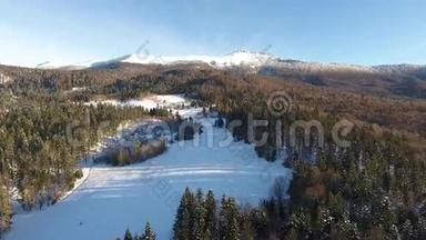 普库伊山乌克兰冬季雪景.. 鸟瞰飞过。 日落黄昏。 雪山。 旅游胜地