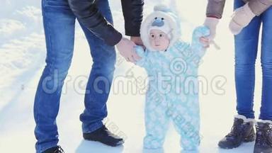 一个幸福的家庭。 爸爸妈妈教孩子在冬季公园散步