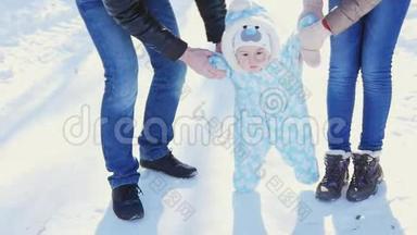 一个幸福的家庭。 爸爸妈妈教孩子在冬季公园散步