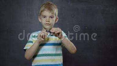 男孩通过用<strong>手指点击</strong>旋转器来显示技能。