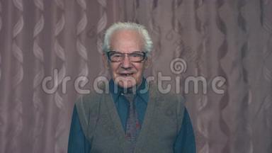 一位头发花白的祖父的肖像，戴着粉红色背景的眼镜。