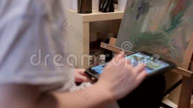 艺术家使用数码平板电脑在她的商店