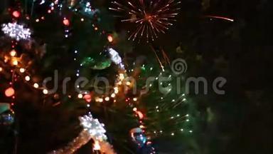 灯火通明的圣诞树