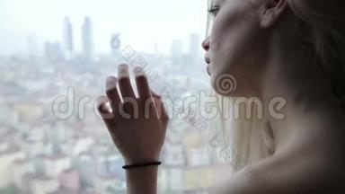 孤独的女人透过窗户<strong>眺望城市</strong>景色
