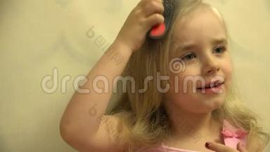 女孩幼儿儿童头发用梳头和刷子自己。 4K超<strong>高清</strong>，超<strong>高清</strong>