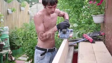 用木头做的物体的构造.. 用工具加工木板.. 人造工，在工作台上工作