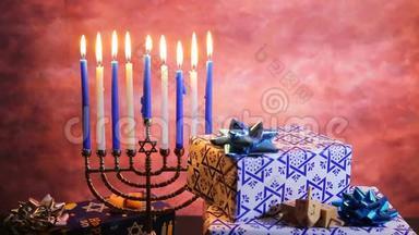 犹太节日光明节-美丽的光明节蓝色和<strong>银</strong>色装饰与礼物