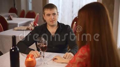 男人和女孩在餐厅约会浪漫的晚烛酒情人节
