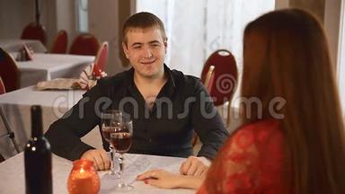 男人和女孩在情人节餐厅约会浪漫的晚烛酒