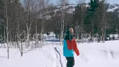 快乐的滑雪者在雪山的一个阳光明媚的冬日玩着快乐的滑雪板。 穿鲜艳颜色的男人