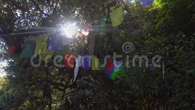 佛教祈祷<strong>旗</strong>悬挂在尼泊尔的徒步路径。 在喜马拉雅山探险