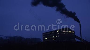 来自工业的浓雾。 城镇工业和交通空气污染严重。 厂区烟囱吹扫污染..