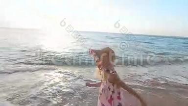 小女孩在海边奔跑