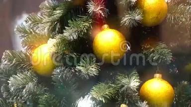 在商场里展示。 圣诞喜庆的明亮背景与巨大的圣诞树与圣诞球装饰