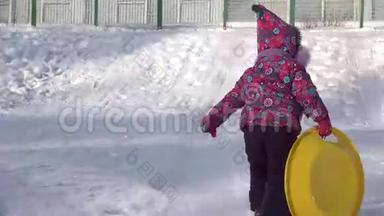 儿童骑在山上的盘子里，孩子在冬天雪橇。 4K超<strong>高清</strong>，超<strong>高清</strong>