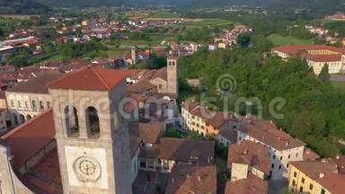 意大利乌迪内省-2019年6月：空中全景无人机俯瞰弗里乌利小镇美丽的建筑