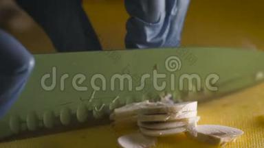 白色蘑菇完整，用刀切在塑料板上
