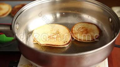 厨师准备早餐或甜点，煎薄饼在鹅卵石上。 自制甜煎饼，加果酱，酸奶油