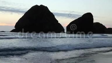 有两个大型岩石的波浪在岸外刊播
