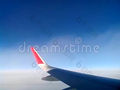 在飞机上飞行。 <strong>窗外的景色</strong>。 蓝天上有云。
