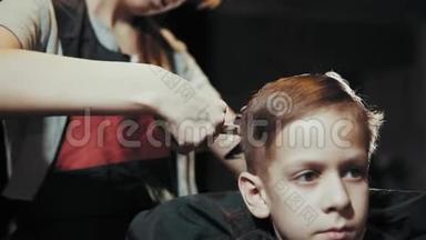 给男孩<strong>剪头发</strong>，给理发师梳头。
