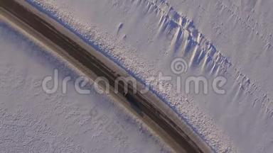 苏夫在路上穿过雪场。 从四架直升机上俯瞰雪域和道路。 雪的空中景色