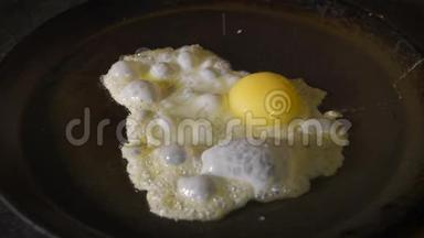 红火煎锅上煎鸡蛋.. ©或餐厅