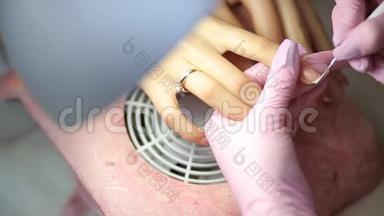水疗沙龙涂指甲的程序.. 美容院的美容程序。 水疗修指甲程序。