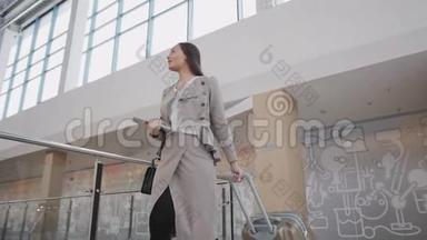 年轻的女乘客在机场，带着她的平板电脑在<strong>候机</strong>楼等待她的航班