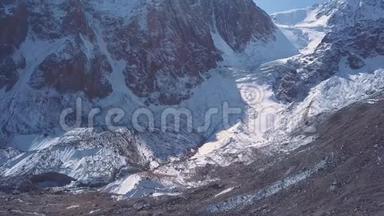 冰川巨<strong>大冰块</strong>和岩石的空中景观，俯视
