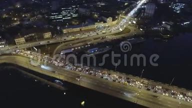 基辅夜城的鸟瞰图，车水马龙。