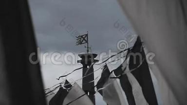 夏天，黑白彩旗<strong>迎风飘扬</strong>. 大雨前的云天。 带有标志的栏