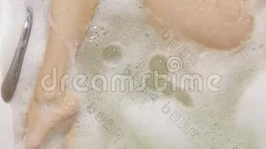 女人用泡沫享受愉快的沐浴，用<strong>一缕</strong>水洗腿