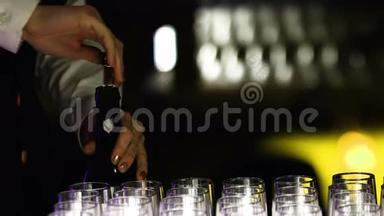 一个年轻的女酒保用开瓶器打开一瓶酒的画面。