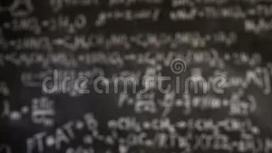 化学和数学方程式墙壁室背景聚焦和离焦作用