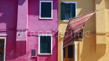 意大利威尼斯的布鲁诺。 街上有五颜六色的房子和彩色桌布，摊开晾干