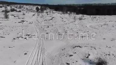 四架直升机拍摄的美丽的雪景全景