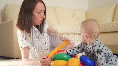 可爱的母亲和孩子在家里一起在<strong>室内玩耍</strong>。 爱妈妈和幼儿<strong>玩耍</strong>，玩得开心