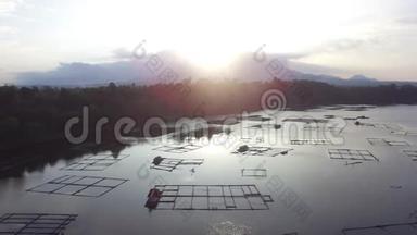 太阳升起在湖中央的竹子结构上。 无人驾驶飞机空中射击，
