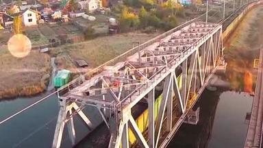 货运<strong>列车</strong>上的鸟瞰图穿过大桥。 火车或货运<strong>列车</strong>从天空进入铁路视野。 查看