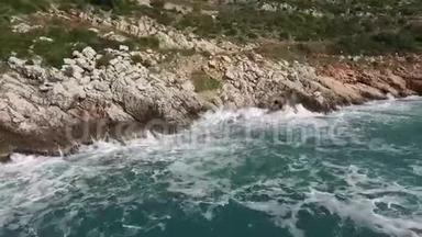 海浪在石滩上破碎，形成了浪花。 录像。 海浪拍打着大海的岩石