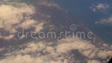 从空运窗口俯瞰云层下的海岸