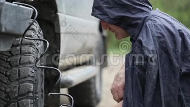 穿雨衣的男子在路边驾驶越野车