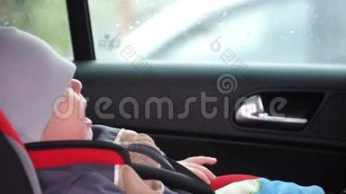 妈妈把儿子从汽车的<strong>儿童座椅</strong>上带走。