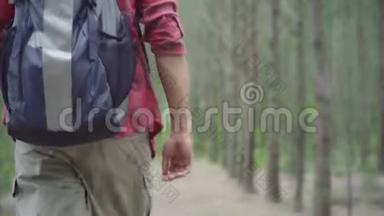 徒步旅行的亚洲背包客男子冒险，感受自由漫步在森林。