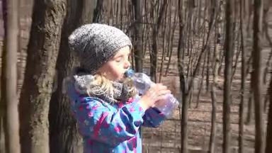 小女孩从瓶子里喝水。 4K超高清，超高清