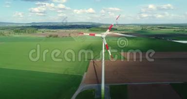 风力<strong>发电机</strong>的空中景观，绿色田野和草地全景背景下风力<strong>发电机</strong>的景观